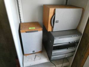 lot 61 image: Compact Yamaha stereo system with 3 disc cd changer, 2 speakers untested