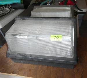 lot 76 image: Commercial lights and mirror