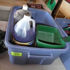 lot 79 image: Tote with windshield washer, hand fertilizerseed spreader, Master mechanic circular saw, works but needs new cord