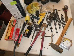 lot 113 image: Box of deck screws, cutter, hammer, tape measure, utility blades etc