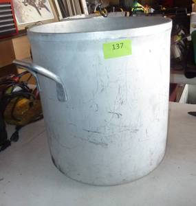lot 137 image: Large commercial aluminum 40 Qt kettle Lincoln Wearever #4254