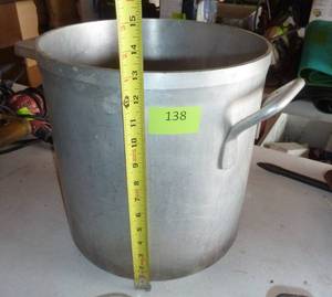 lot 138 image: Large commercial aluminum 40 Qt kettle Lincoln Wearever #4252