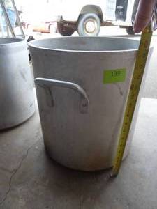 lot 139 image: Large commercial aluminum 40 Qt kettle Lincoln Wearever #4254