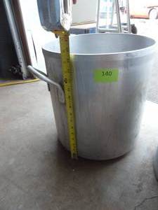 lot 140 image: Large commercial aluminum 32 Qt kettle Lincoln Wearever #4253