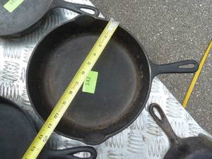 lot 142 image: Griswold cast iron fry pan