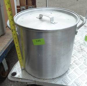 lot 146 image: Like new turkey frying kettle and lift strainer