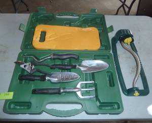 lot 166 image: garden tool set and sprinkler