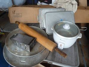 lot 178 image: Kitchen group - Large rolling pin from commercial bakery, pizza pans, rice cooker, 2 covered cake pans, waffle maker, serving dish