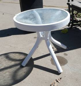 lot 242 image: Nice small white patio side table