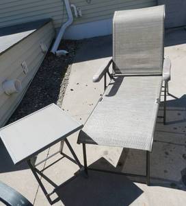 lot 256 image: Very nice outdoor lounge chair and small side table
