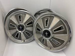 lot 36 image: Vintage Ford Mustang 1960s Hubcaps with Mustang Center