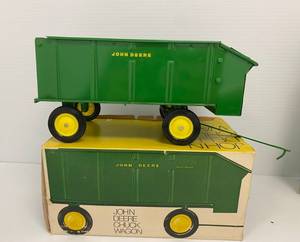 lot 46 image: Vintage Ertl Die - Cast John Deere Chuck Wagon
