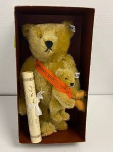 lot 49 image: Steiff Mama & Baby Bear