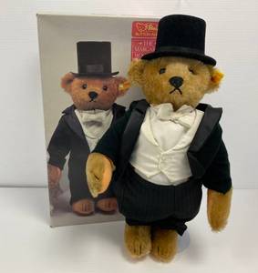 lot 51 image: Steiif Groom Bear