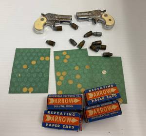 lot 3 image: Pair Of Vintage Nichols Dyna - Mite Derringer cap guns, caps And Fake Bullets