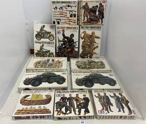 lot 10 image: Vintage Military Model Kits Dragon, Tamiya