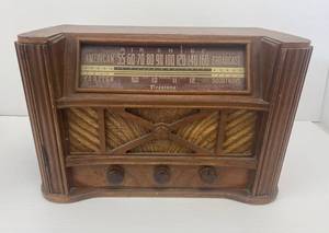 lot 79 image: Vintage Firestone Brand Radio