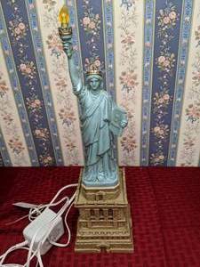 lot 182 image: RETIRED Vintage Department 56 American Pride Collection Statue of Liberty
