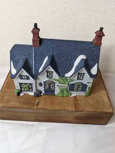 lot 494 image: Vintage Department 56 Heritage Village Collection Brownlow House Dickens Village Series