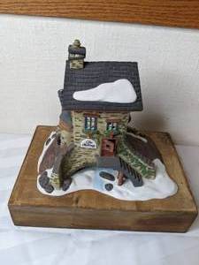 lot 496 image: Vintage Department 56 Heritage Village Collection The Maltings Dickens Village Series