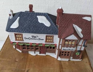 lot 92 image: Department 56 Heritage Village Collection Dickens Village Series The Old Curiosity Shop, 1987
