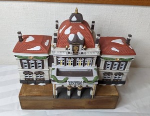 lot 140 image: Department 56 Heritage Village Collection Dickens Village Series Victoria Station