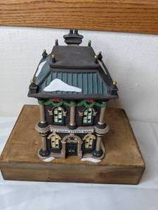 lot 76 image: Department 56 Heritage Village Collection Dickens Village Series Blenham Street Bank, 1995