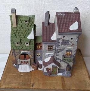 lot 81 image: Department 56 Heritage Village Collection Dickens Village Series Oliver Twist Fagins Hide-A-Way, 1990