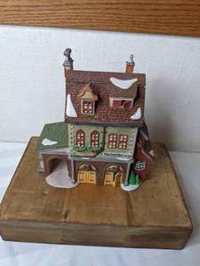 lot 172 image: RETIRED Vintage Department 56 Heritage Village Collection Hather Hardness Dickens Village Series