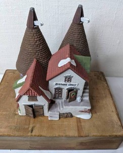 lot 159 image: Department 56 Heritage Village Collection Dickens Village Series Bishops Oast House