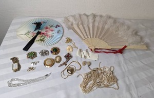 lot 130 image: Gorgeous Vintage Jewelry, Accessories and Hand Fans