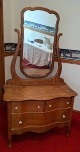 lot 11 image: Vintage 3-Drawer Dresser with Mirror