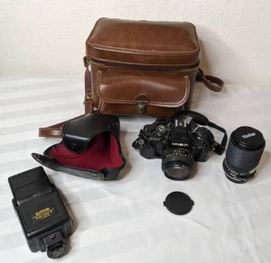 lot 121 image: Vintage Minolta 35mm Camera with Leather Cases and Flash and Zoom Lens Attachments