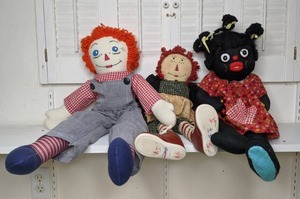 lot 34 image: Trio of Vintage Soft-Bodied Fabric Dolls Raggedy Andy, Raggedy Ann, African American Girl