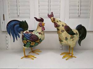 lot 25 image: Pair of Fun Decorative Metal Chickens