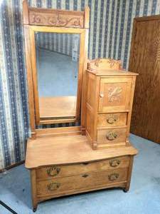 lot 7 image: Beautiful Antique Wooden Gentlemans Dresser with Mirror