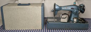 lot 16 image: Universal Deluxe Precision Sewing Machine w Case