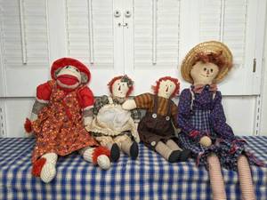 lot 310 image: Collection of Vintage Soft-Bodied Fabric Dolls (Raggedy Ann, Sock Monkey)