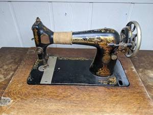 lot 313 image: Antique Singer Sewing Machine and Sewing Desk