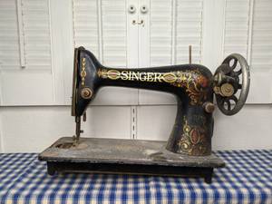 lot 307 image: Antique Singer Sewing Machine Head