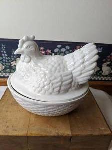 lot 379 image: Martha Stewart Collection Hen in a Nest