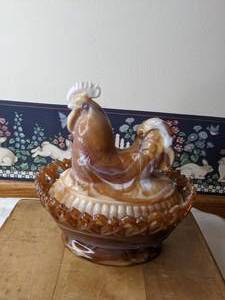 lot 380 image: Vintage Slag Glass Hen in Nest Candy Dish