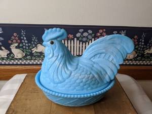 lot 381 image: Beautiful Vintage Blue Slag Glass Hen in Nest Candy Dish