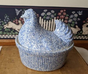 lot 396 image: Blue Spongeware Chicken On A Nest Covered Dish