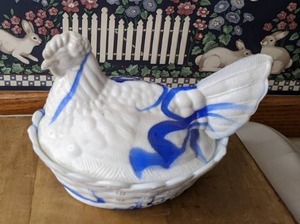 lot 397 image: Blue & White Slag Glass Chicken In A Basket