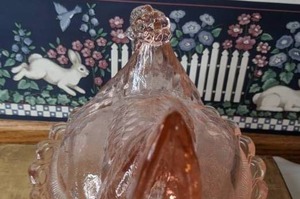lot 335 image: Vintage Pink Carnival Glass Hen on Nest Base