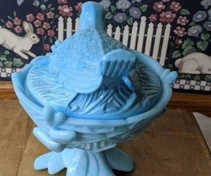 lot 336 image: Vintage Blue Milk Glass Candy Dish