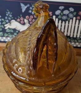 lot 337 image: Amber Glass Nesting Chicken Hen on Nest Candy Dish with Lid - Depression Style, Vintage, Farmhouse, Kitchen Decor