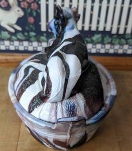 lot 339 image: Vintage Purple Slag Milk Glass Cow Nesting on Barrel Covered Dish