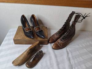 lot 372 image: Vintage Womens Shoes with Wooden Shoe Forms